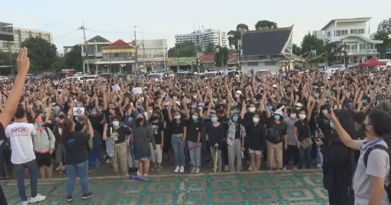 นักศึกษารวมตัวแฟลชม็อบ หนุ่มระยองขึ้นปราศรัยที่ชลบุรี – สงขลา รวมตัวหาดสมิหลา