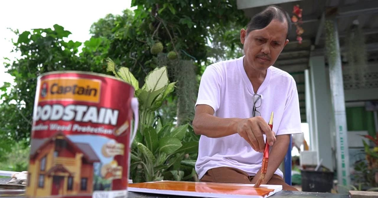 หนุ่มพะเยา พิการกะโหลกครึ่งเดียวสู้ชีวิต ทำป้ายไม้มงคลขายเลี้ยงครอบครัว