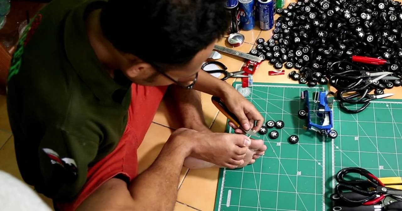 สองสามีภรรยาพิการทั้งคู่ สู้ชีวิตทำโมเดลจากกระป๋องขายผ่านเฟซบุ๊ก หลังโควิดทำตกงาน