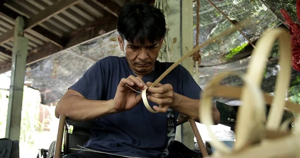 อดีตเคยเกเรแต่วันนี้กลับใจ ยึดอาชีพทำหูหิ้วแก้วไม้ไผ่ ไอเทมเด็ดที่ร้านน้ำรักษ์โลกต้องมี