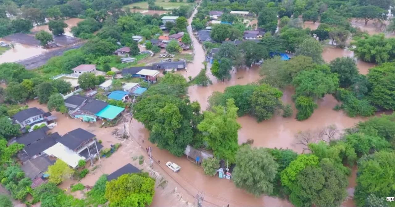 โคราชอ่วม น้ำป่าเขาใหญ่ทะลักท่วมกว่า 62 หมู่บ้าน