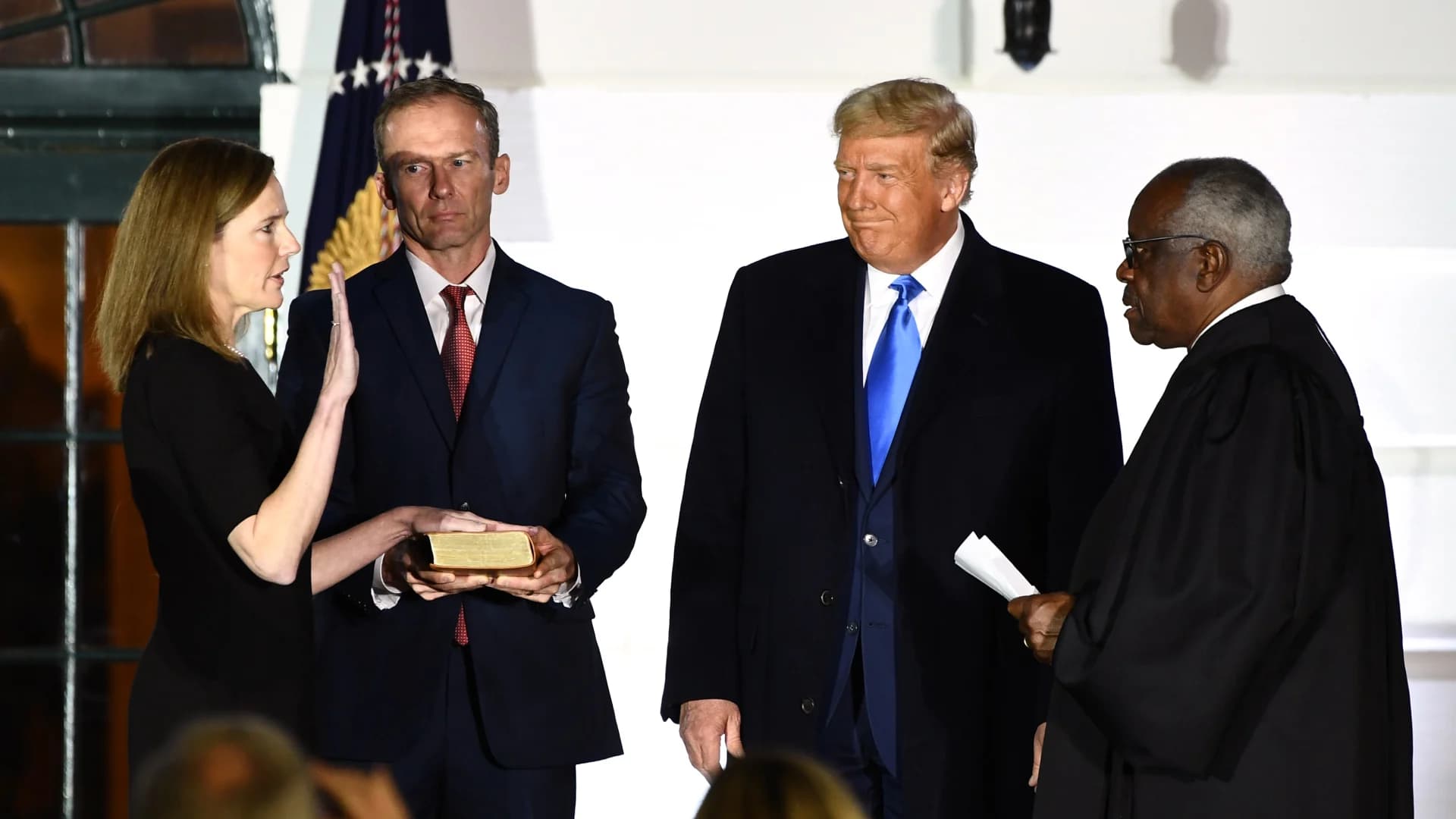 วุฒิสภาสหรัฐฯ ลงมติรับรอง เอมี โคนีย์ บาร์เรตต์ เป็นผู้พิพากษาศาลสูงสหรัฐฯ