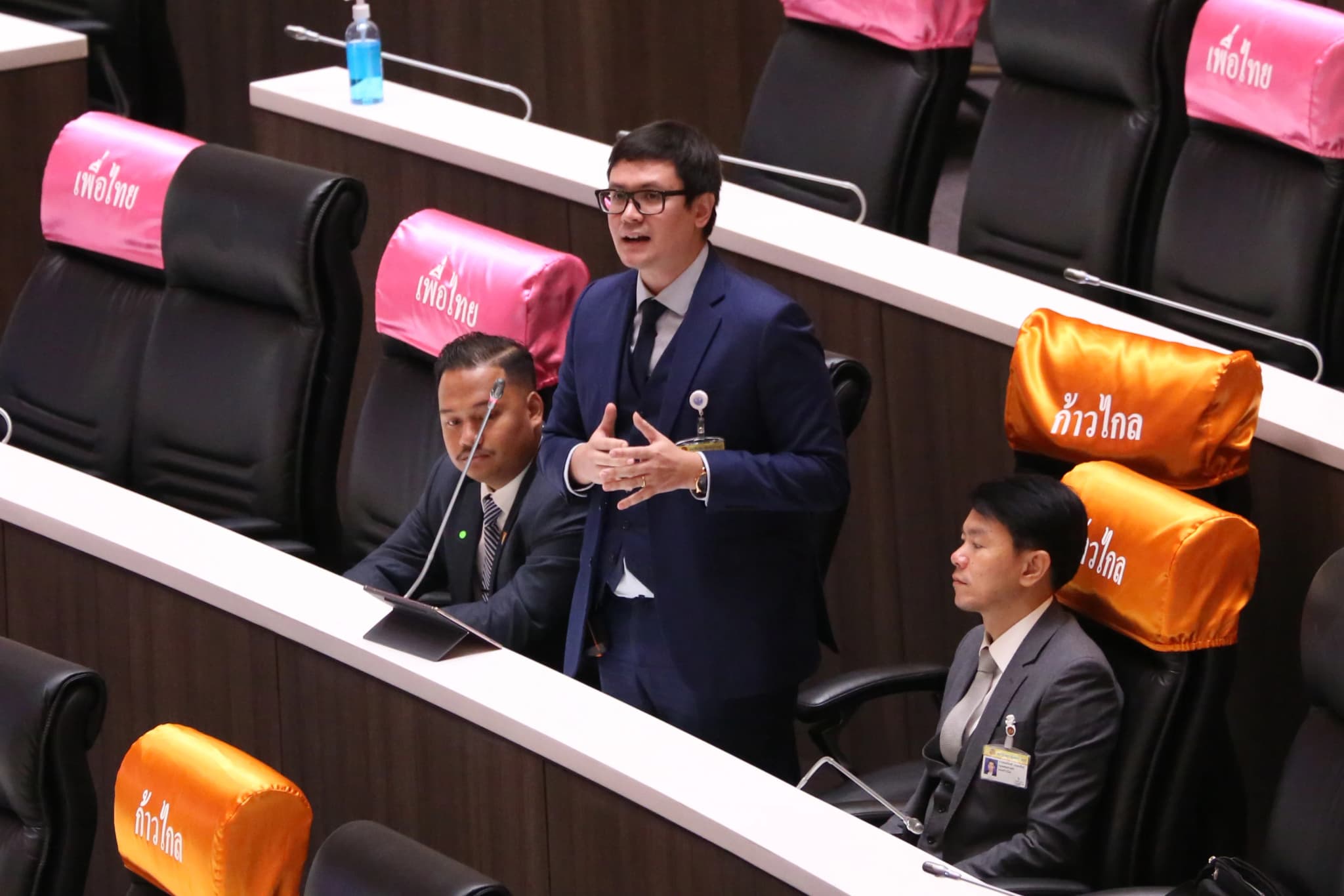 รังสิมันต์ ผิดหลังตั้งประทู้ถามสดเหตุสลายการชุมนุม แต่ไร้ผู้รับผิดชอบ ชี้รัฐบาลดูแลผู้ชุมนุม 2 มาตรฐาน