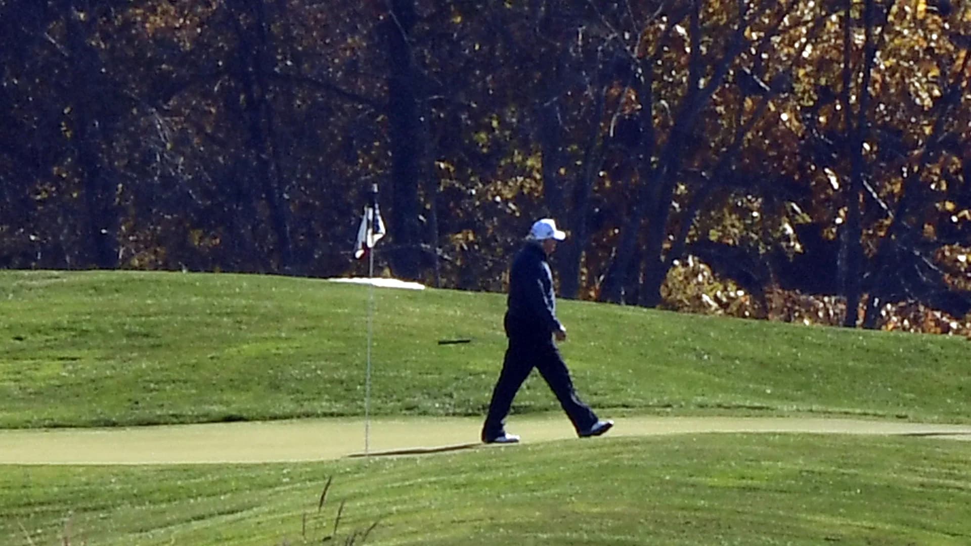 โดนัลด์ ทรัมป์ กำลังตีกอล์ฟ ระหว่างสื่อฟันธงโจ ไบเดนชนะ