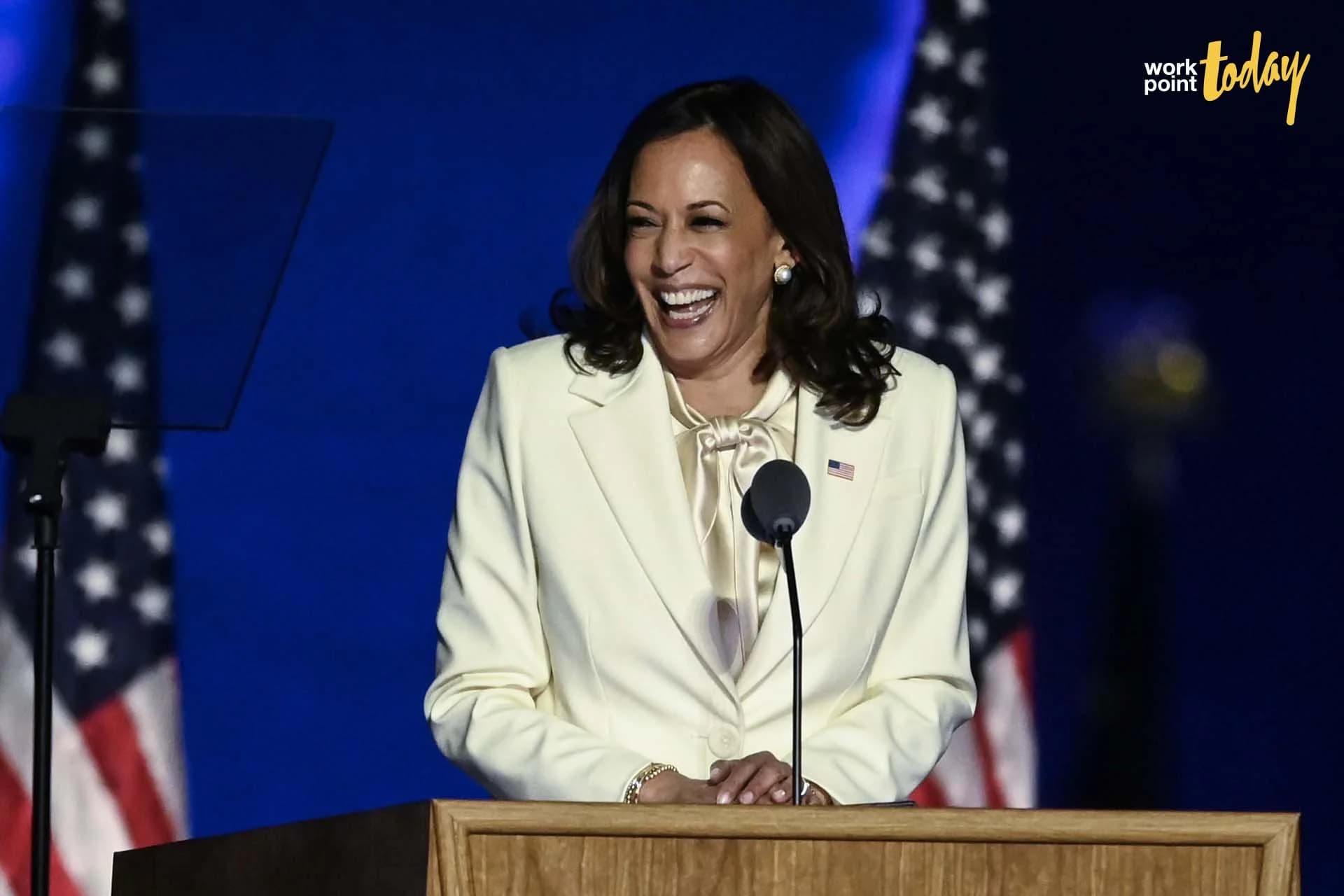 นัยยะทางการเมืองใต้สูทขาวทรงพลังของรองประธานาธิบดีสหรัฐฯ สตรีผิวสีคนแรก