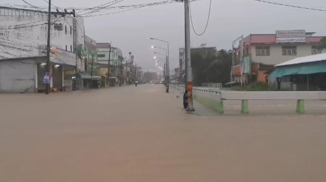 นครศรีฯ น้ำท่วมหนัก 16 อำเภอ รถไฟสายใต้หยุดวิ่ง 3 เส้นทาง สนามบินยังเปิดบริการปกติ