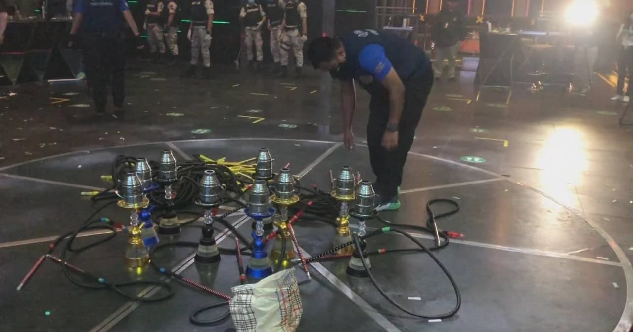 บุกจับผับดังกลางกรุง เปิดเกินเวลา ปล่อยนักเที่ยวมั่วสุมยา ไร้มาตรการป้องกันโควิด-19