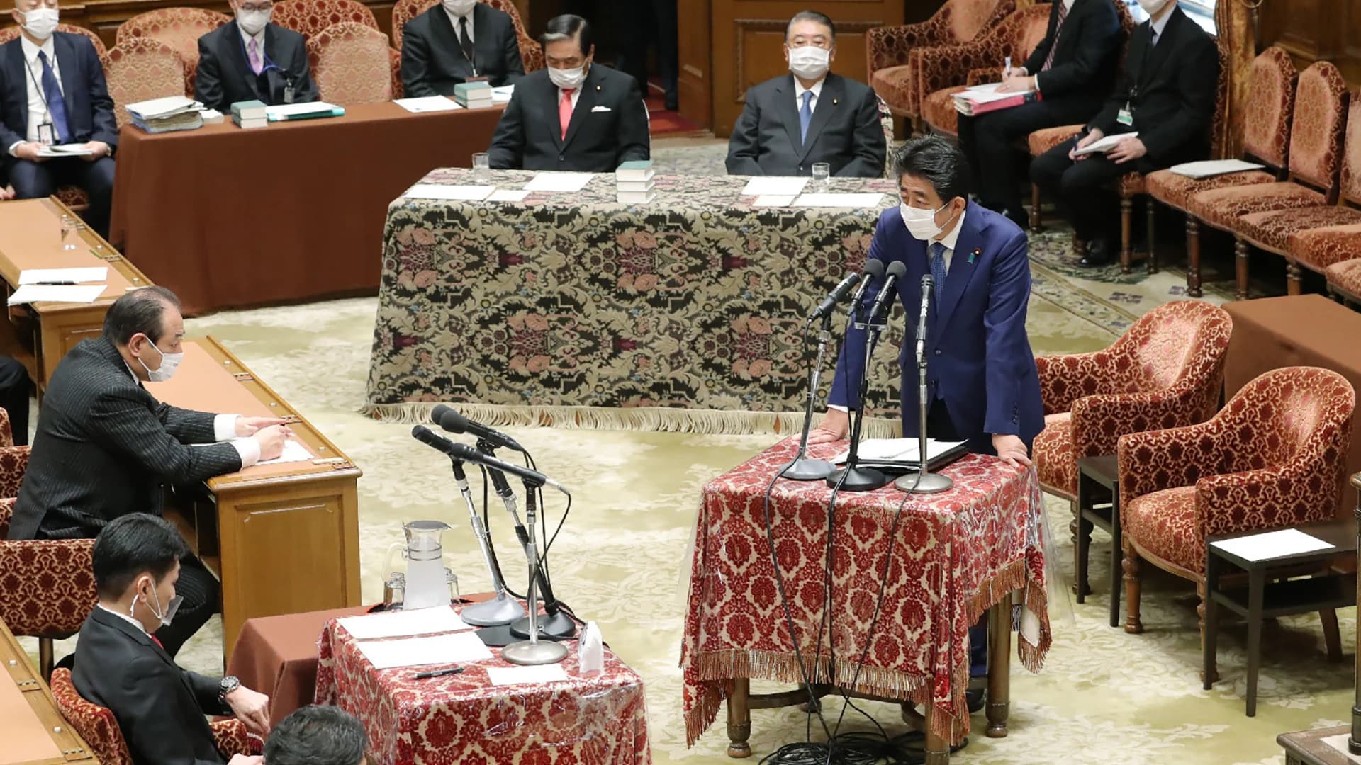 อดีตนายกฯ ญี่ปุ่น ขอโทษ หลังพบใช้เงิน 8.7 ล้านบาท จัดปาร์ตี้ให้ผู้สนับสนุน