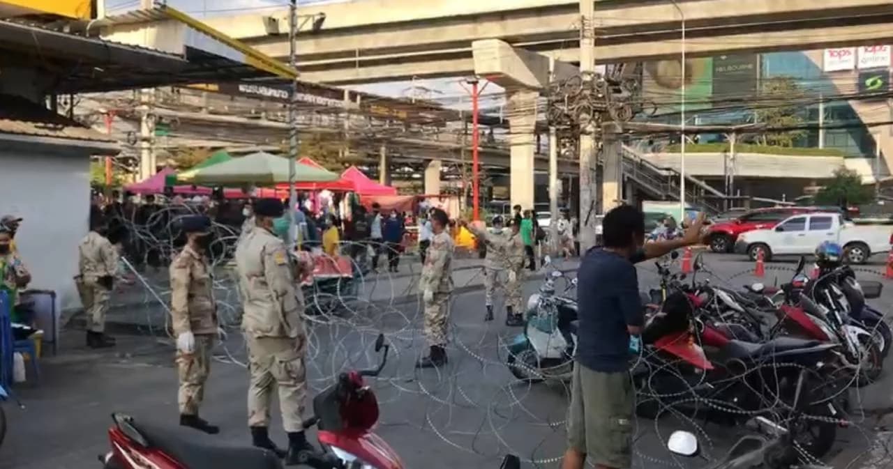 นนทบุรี ปิดตลาดบางใหญ่-ล้อมรั้วลวดหนามคอนโดสีชมพู หลังพบผู้ติดเชื้อโควิด 21 ราย