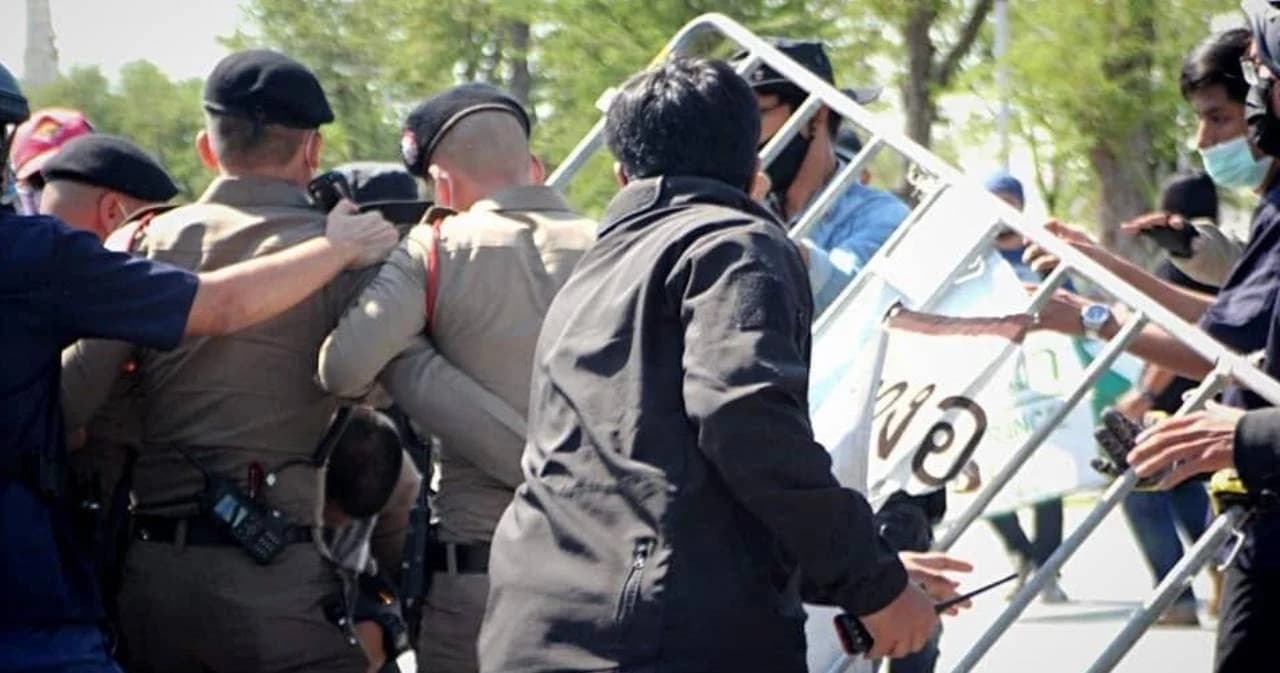 ตำรวจ ล้อมจับ โตโต้-กลุ่มวีโว่ หลังขายกุ้งเค้าดาวน์ที่สนามหลวง ผิด พ.ร.ก.ฉุกเฉิน เสี่ยงแพร่เชื้อโควิด