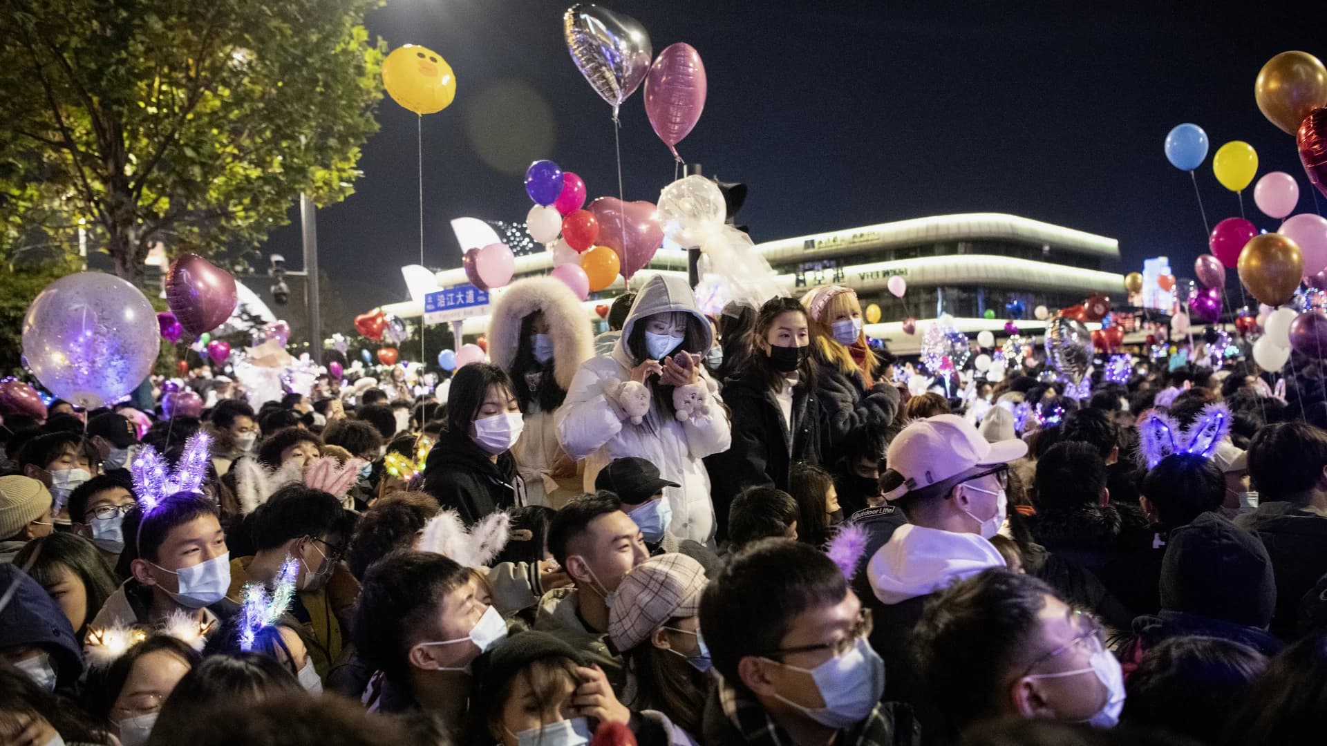 ชาวอู่ฮั่นปล่อยลูกโป่ง ต้อนรับปีใหม่ 2021 คึกคัก ขอให้เป็นปีที่สงบสุข