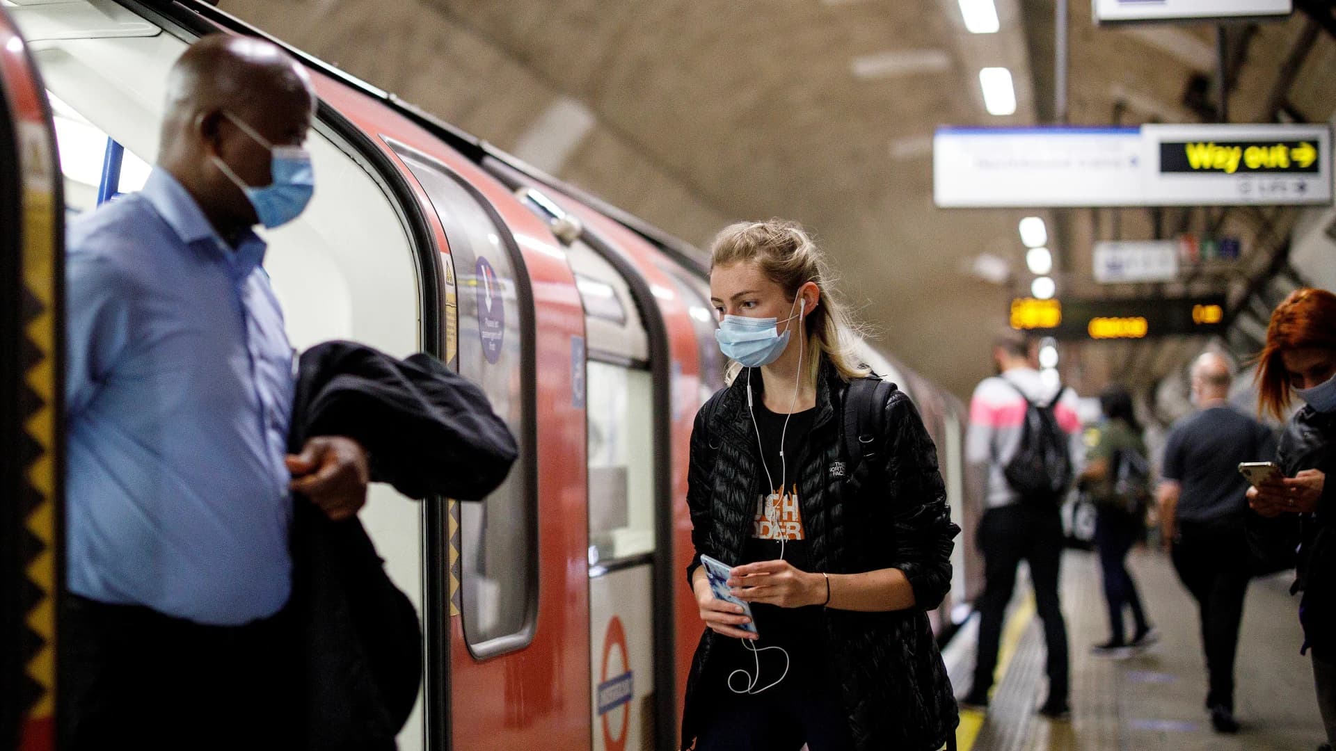 ผู้ป่วยโควิด-19 อังกฤษทุบสถิติ วันเดียวพุ่ง 57,725 ราย ผลจากไวรัสกลายพันธุ์