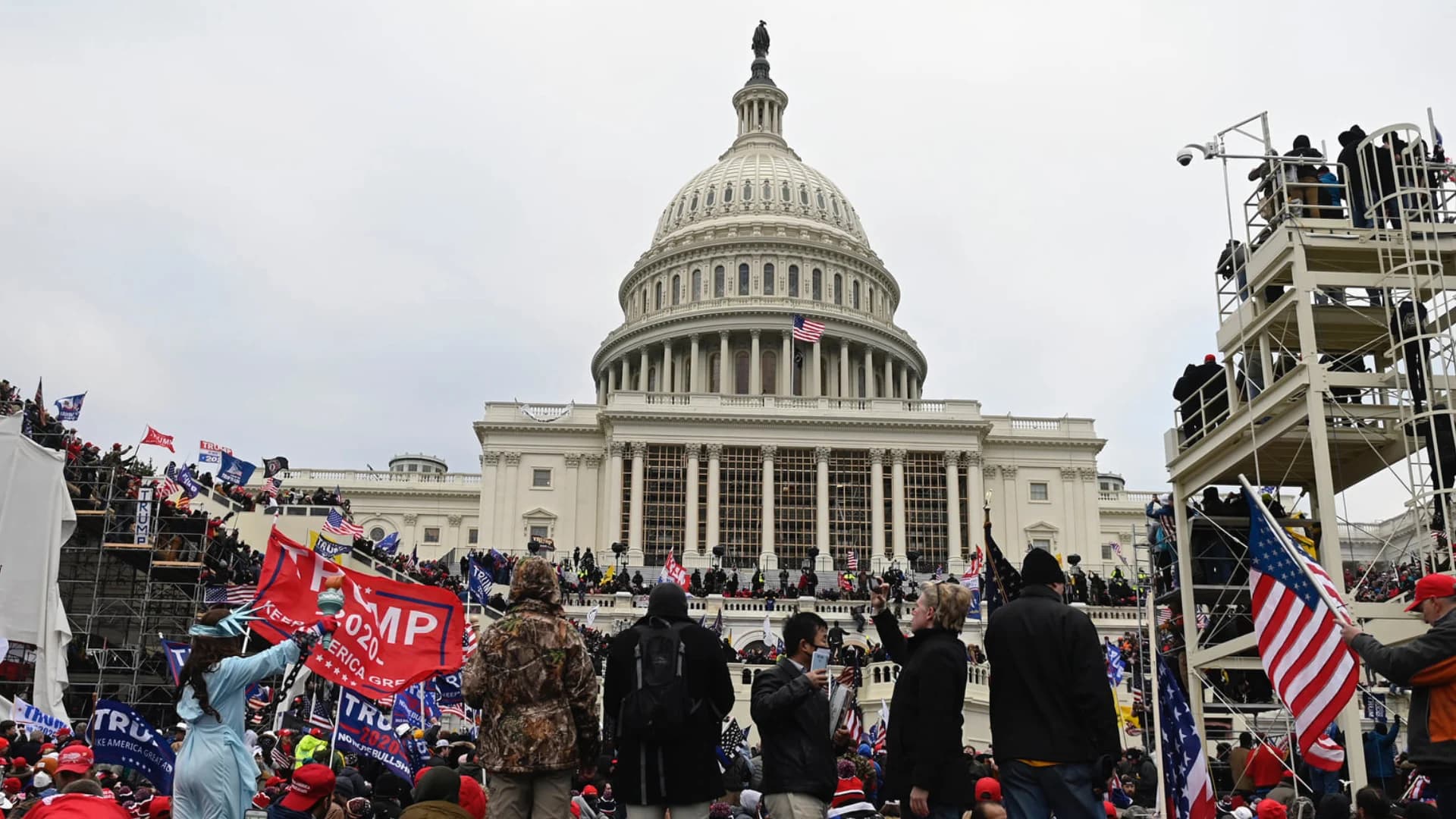 ตำรวจสหรัฐฯ เผยมีผู้เสียชีวิต 4 คน เหตุม็อบหนุน ‘ทรัมป์’ บุกรัฐสภา หนึ่งในนั้นถูกยิงเสียชีวิต