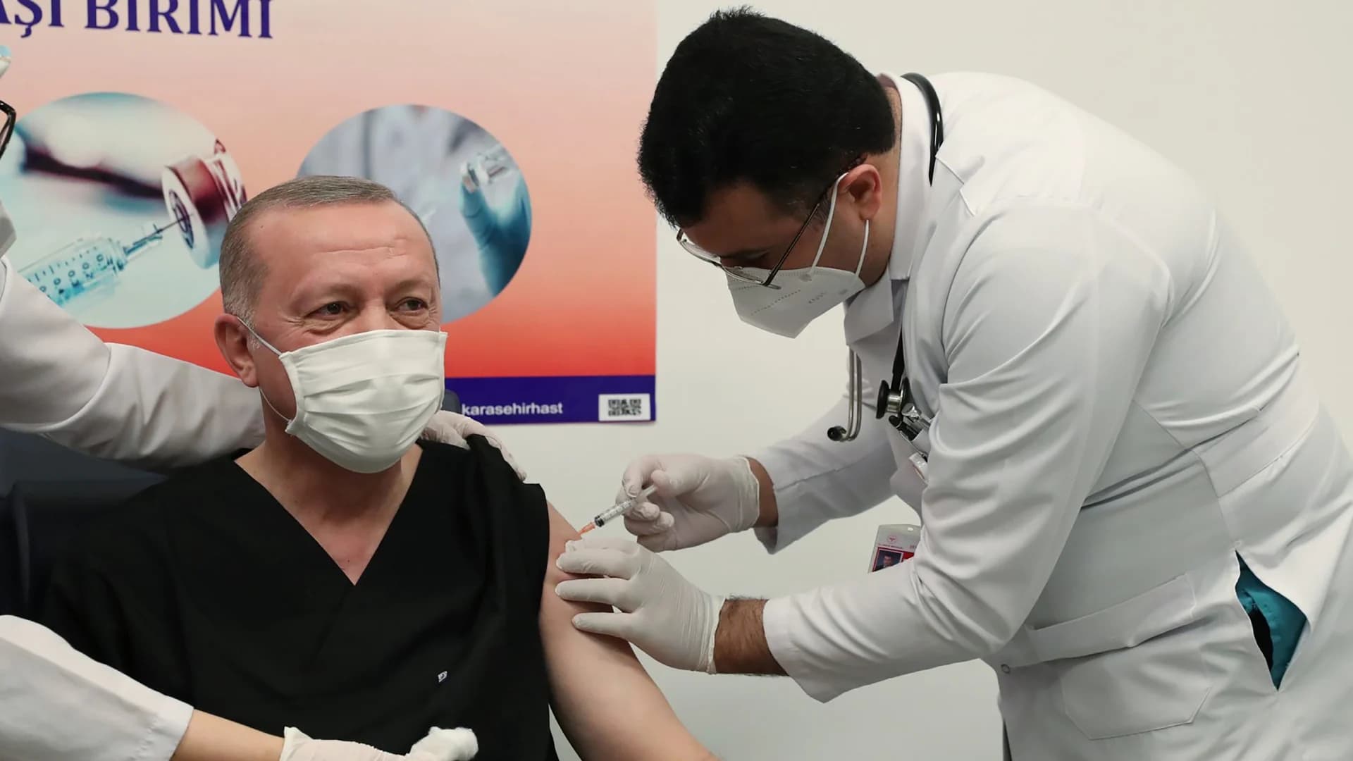 ปธน.ตุรกี ฉีดวัคซีนโควิด-19 ของบริษัทซิโนแวค ไม่กังวลประสิทธิภาพวัคซีนจีน