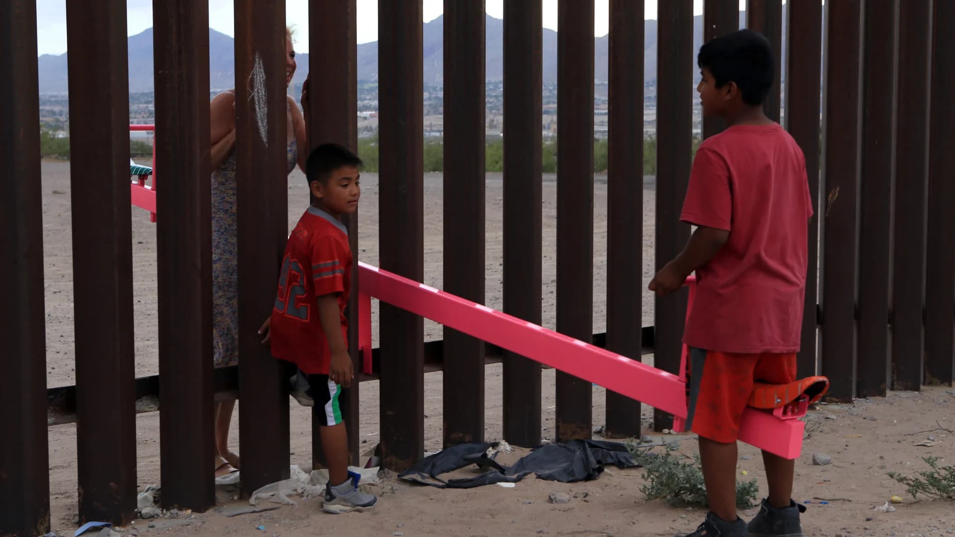 ‘ไม้กระดกข้ามกำแพง’ ชายแดนเม็กซิโก-สหรัฐฯ ดีไซน์แห่งปี 2020