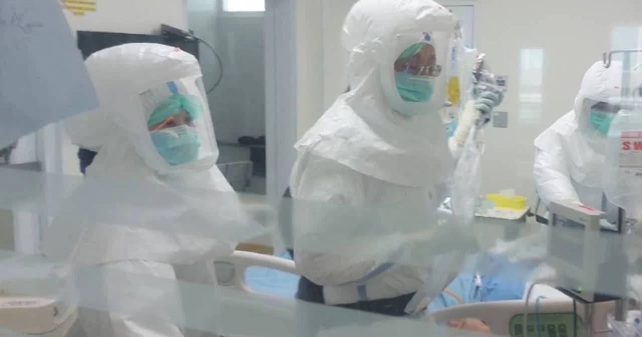 เปิดวินาที ลูกสาว ‘ผู้ว่าฯ สมุทรสาคร’ เข้าเยี่ยมพ่อครั้งแรก ผ่านห้องกระจก หลังป่วยโควิด-19