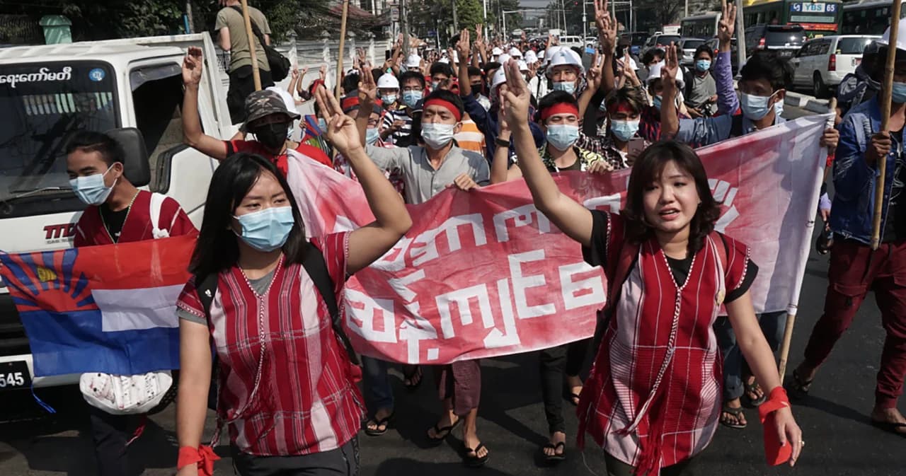 เมียนมาชุมนุมต้านรัฐประหาร เดินขบวนชู 3 นิ้วในย่างกุ้ง ตำรวจตั้งแถวสกัดม็อบ