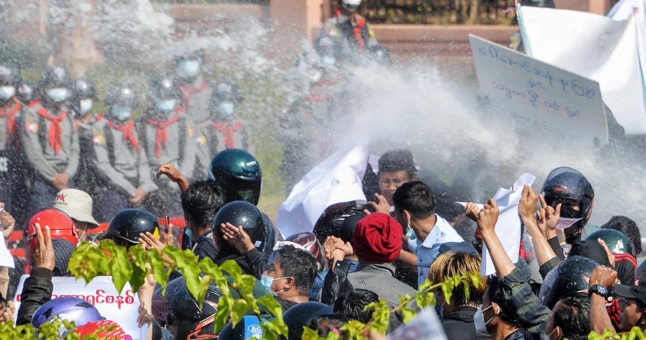 ตำรวจใช้รถฉีดน้ำแรงดันสูง สลายม็อบต้านรัฐประหารเมียนมา หลายจุดผู้ชุมนุมเผชิญหน้าเจ้าหน้าที่