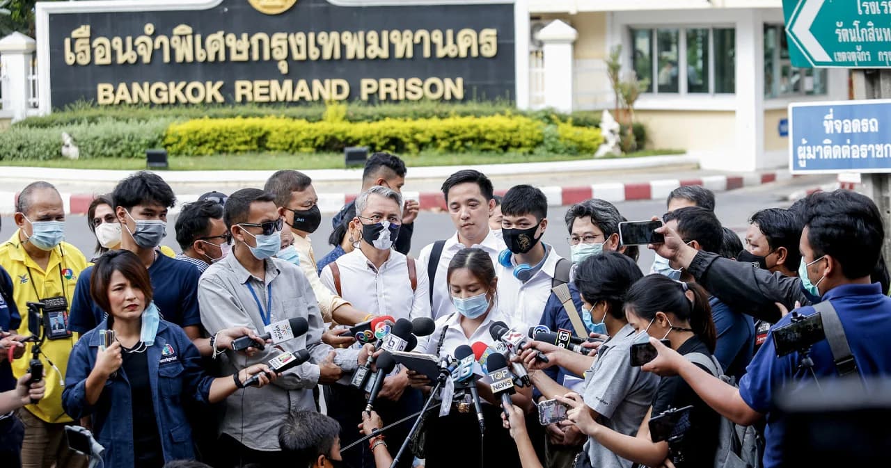 255 นักวิชาการ ร้องคืนสิทธิประกันตัว 4 ผู้ต้องหาม.112 หน้าเรือนจำ