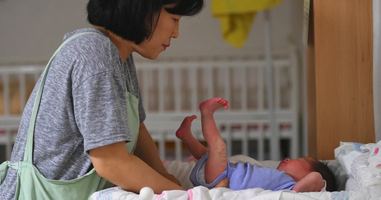 เกาหลีใต้ประชากรลดลง เพราะมีคนตายมากกว่าเกิดใหม่ ชี้โควิด-19 ซ้ำเติมเด็กเกิดใหม่น้อยลง