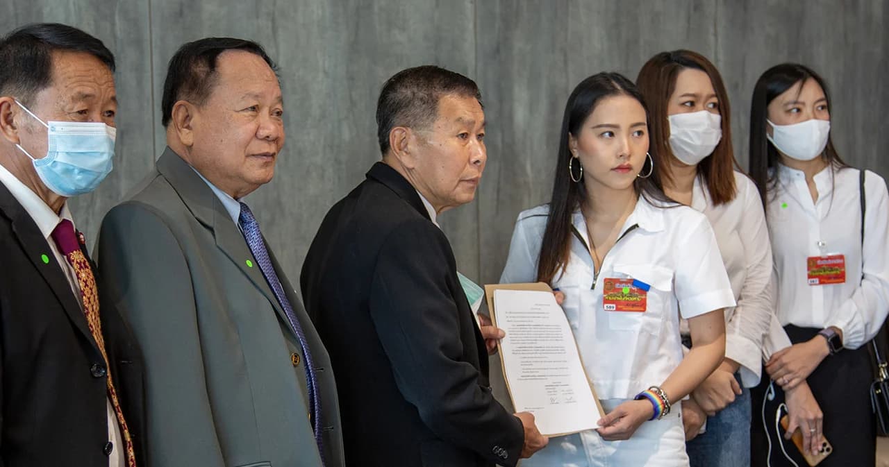 กลุ่มคลับเฮ้าส์เพื่อประชาธิปไตย ยื่นหนังสือต่อเสรีพิศุทธ์ ให้ช่วยสืบสวนกรณีทนายอานนท์ในเรือนจำ