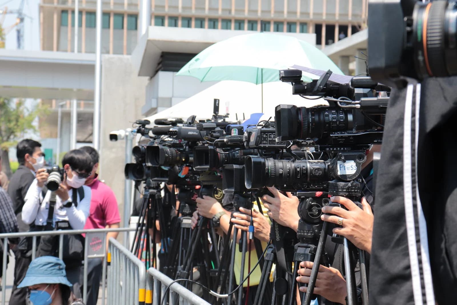 6 องค์กรวิชาชีพสื่อ แสดงความกังวลกฎหมาย พ.ร.ก.ฉุนเฉิน เรียกร้องรัฐฯ ทบทวนข้อกำหนดฯ กระทบเสรีภาพนำเสนอข่าว