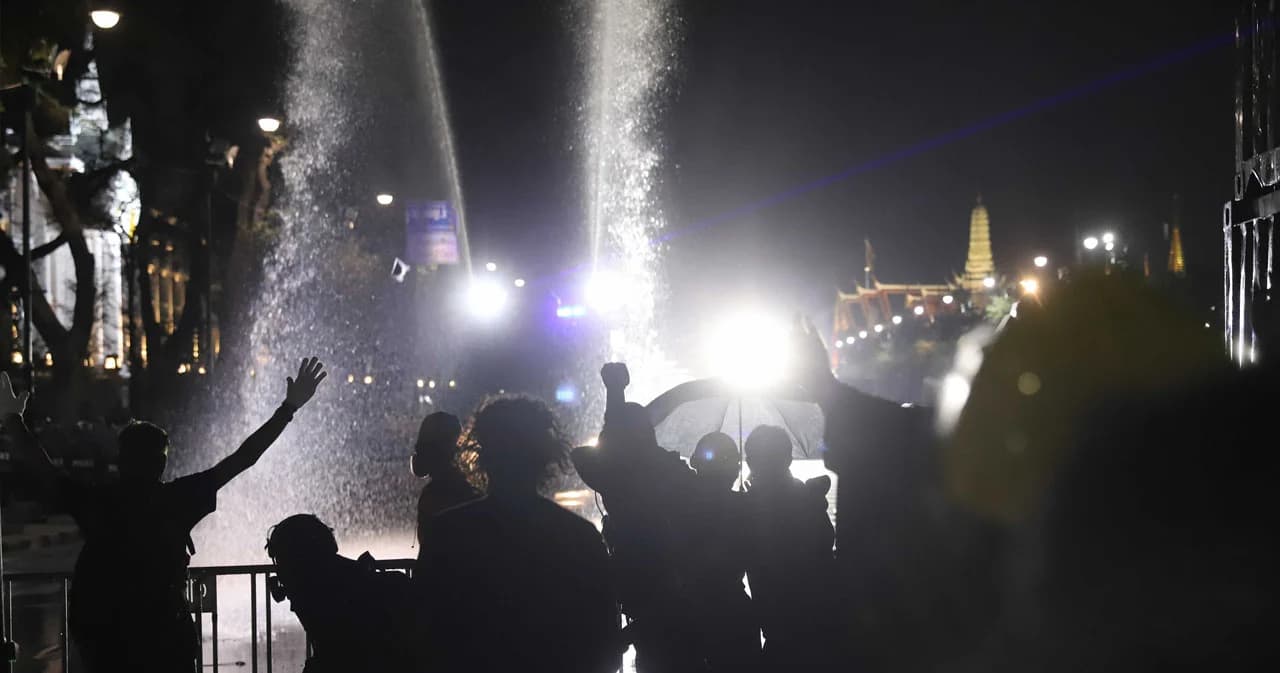 แอมเนสตี้ประเทศไทยยื่นรายงาน “หน้าแสบร้อนเหมือนโดนไฟไหม้” ที่สภาฯจี้ประเด็นรัฐใช้สารเคมีกับผู้ชุมนุม