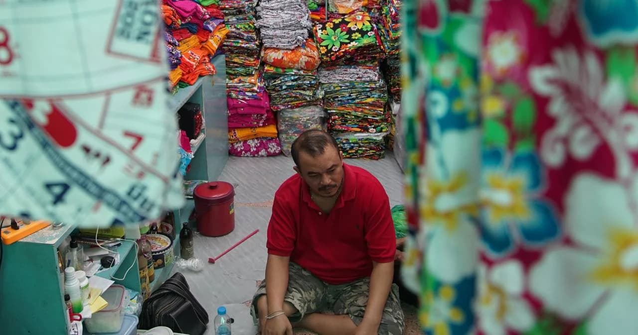 ‘ตลาดโบ๊เบ๊’ เหงา เสื้อลายดอกยอดขายตก ผู้ค้าโอด สงกรานต์ปีนี้หนักกว่าทุกปีที่ผ่านมา