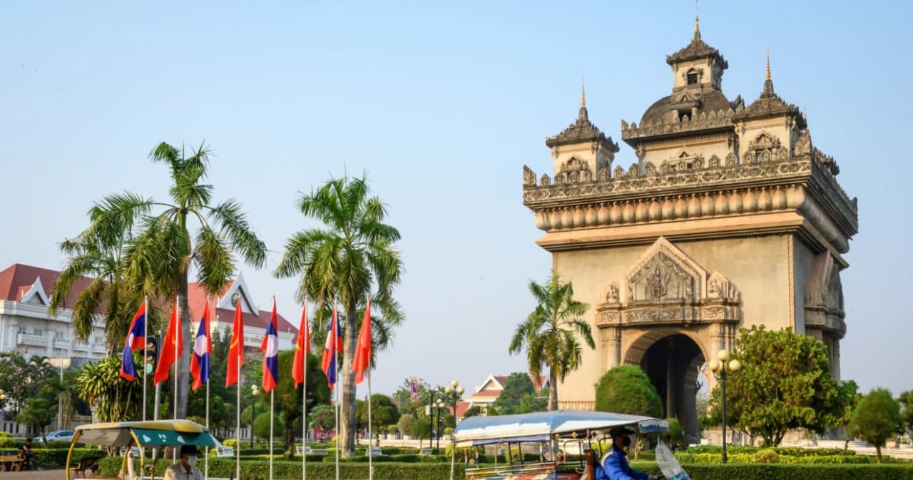 ลาวสั่งล็อกดาวน์เวียงจันทน์ หลังโควิด-19 ระบาดในสถานบันเทิง ติดจากคนไทยเข้าลาวผิดกฎหมาย