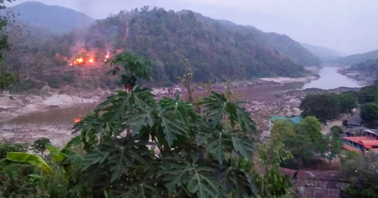 กองกำลังกะเหรี่ยงโจมตีฐานทัพเมียนมา ตรงข้ามจังหวัดแม่ฮ่องสอน จับตาการสู้รบใกล้ชายแดนไทยตึงเครียด