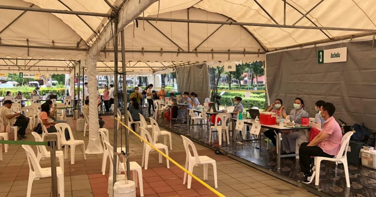 ‘พลังประชารัฐ’แฉ ตรวจโควิด-ฉีดวัคซีนคลองเตย แจกบัตรคิวแบบเล่นพรรคเล่นพวก