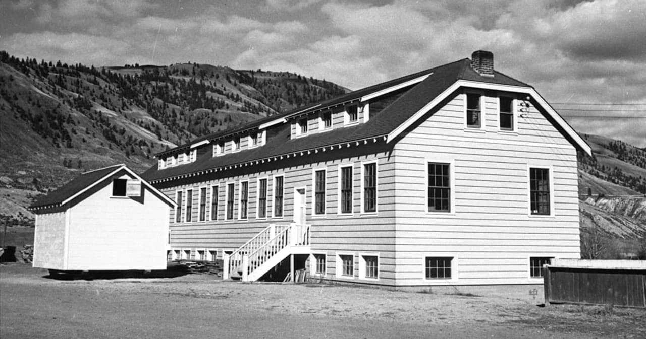 แคนาดาพบศพเยาวชน 215 คน ถูกฝังในโรงเรียนประจำ รัฐบาลชี้เป็นความจริงที่เจ็บปวด