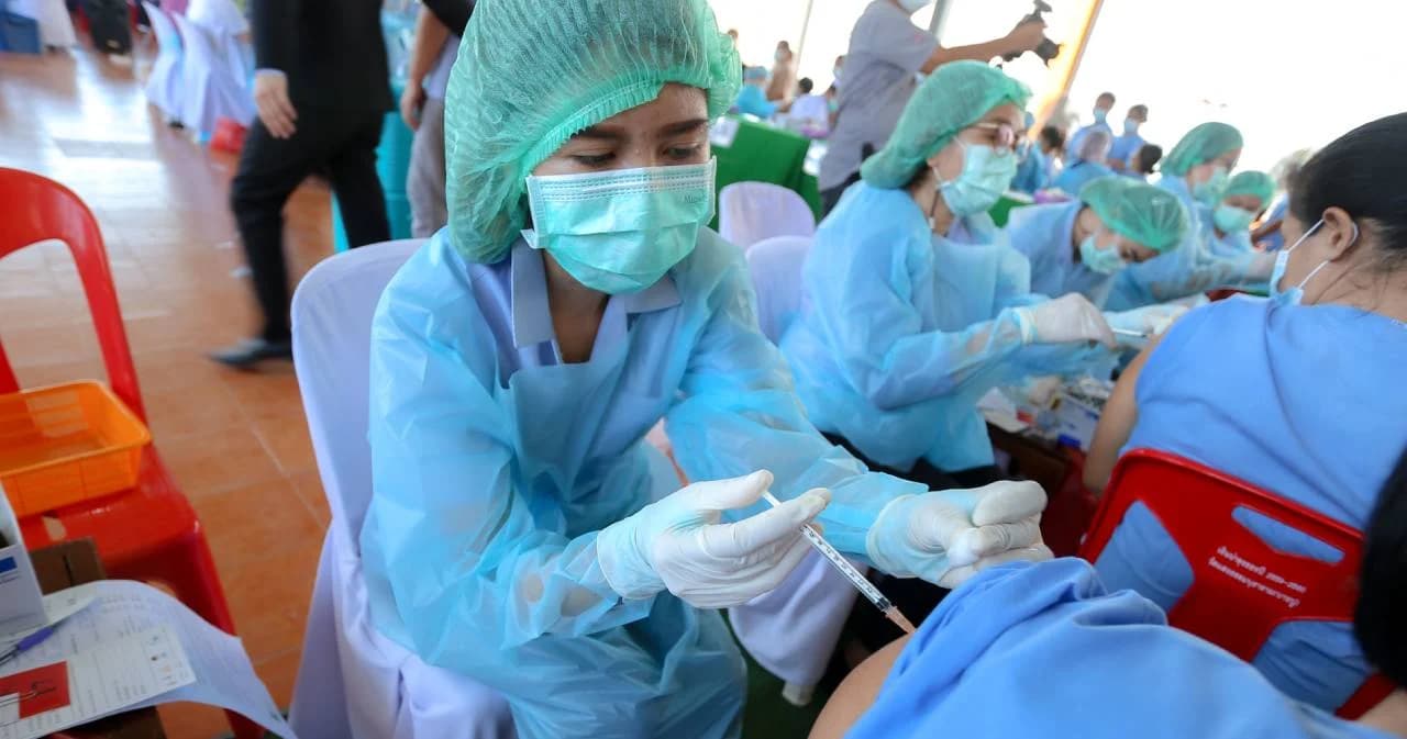 คิกออฟฉีดวัคซีน ‘ผู้ต้องขัง’ เรือนจำสมุทรปราการ 6,515 คน รมว.ยุติธรรม ขู่พบติดเชื้อเพิ่มมีโทษ