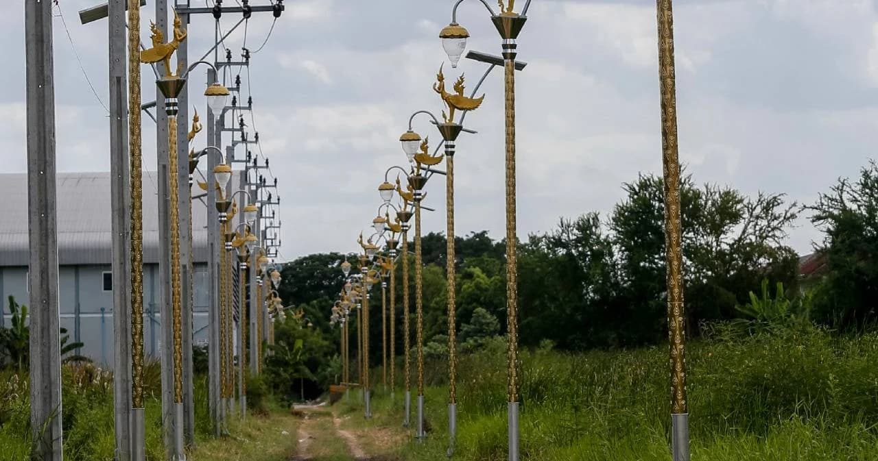 นายกฯ อบต.ราชาเทวะ สั่งชะลอจัดซื้อเสาไฟกินรี 720 ต้น งบ 68.4 ล้านบาท ร้องถูกกลั่นแกล้ง