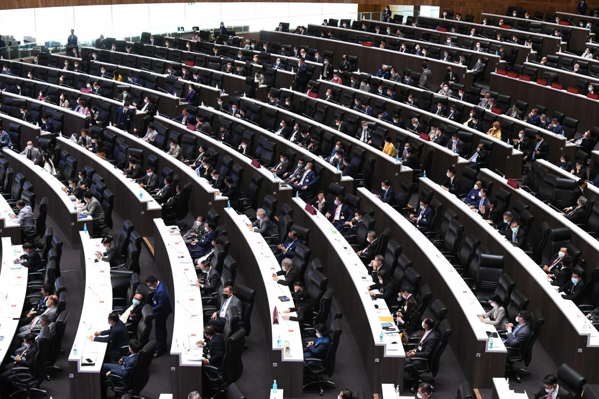 เปิดไทม์ไลน์ ส.ว.ติดโควิด-19 เข้าร่วมประชุมสภา วันที่ 22-23 มิ.ย.