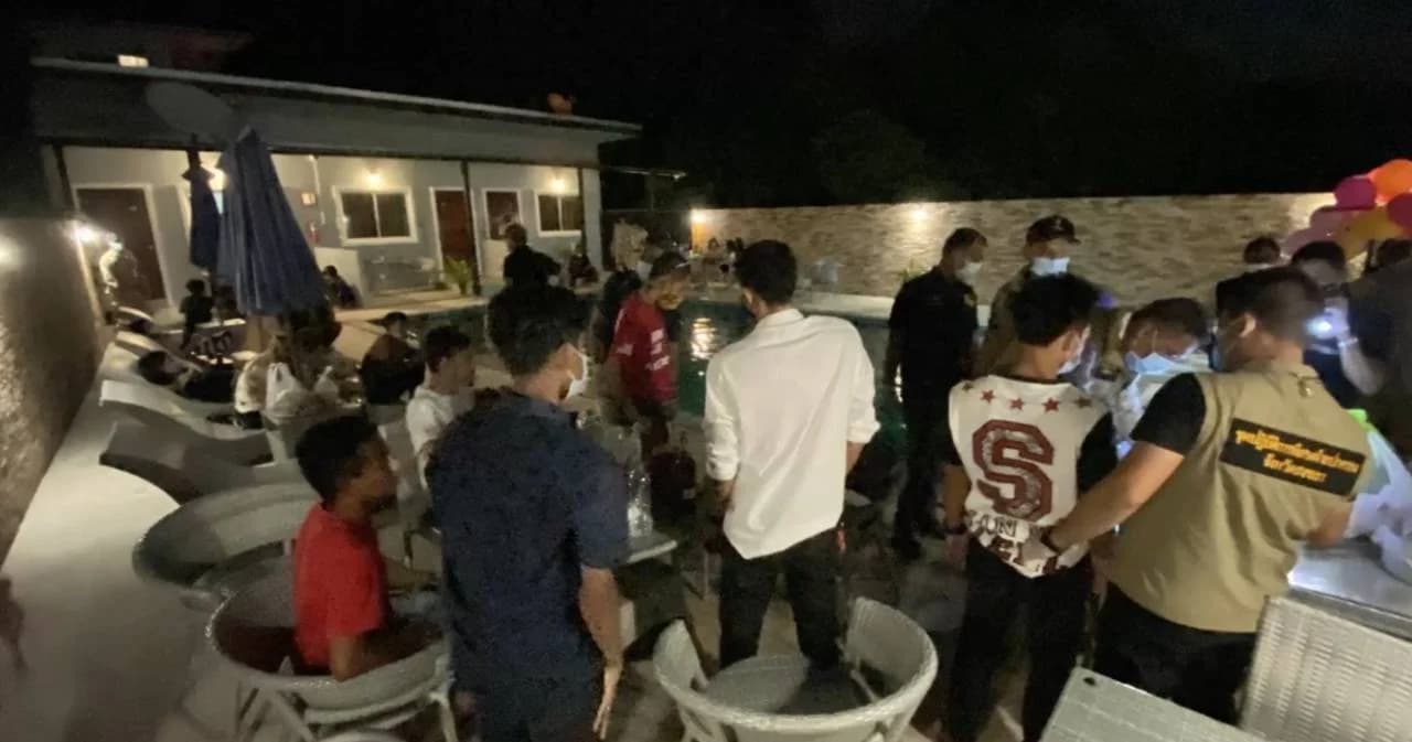 จนท.บุกจับกลุ่มบุคคลมั่วสุมเสพยา-ดื่มแอลกอฮอล์-จัดงานสังสรรค์