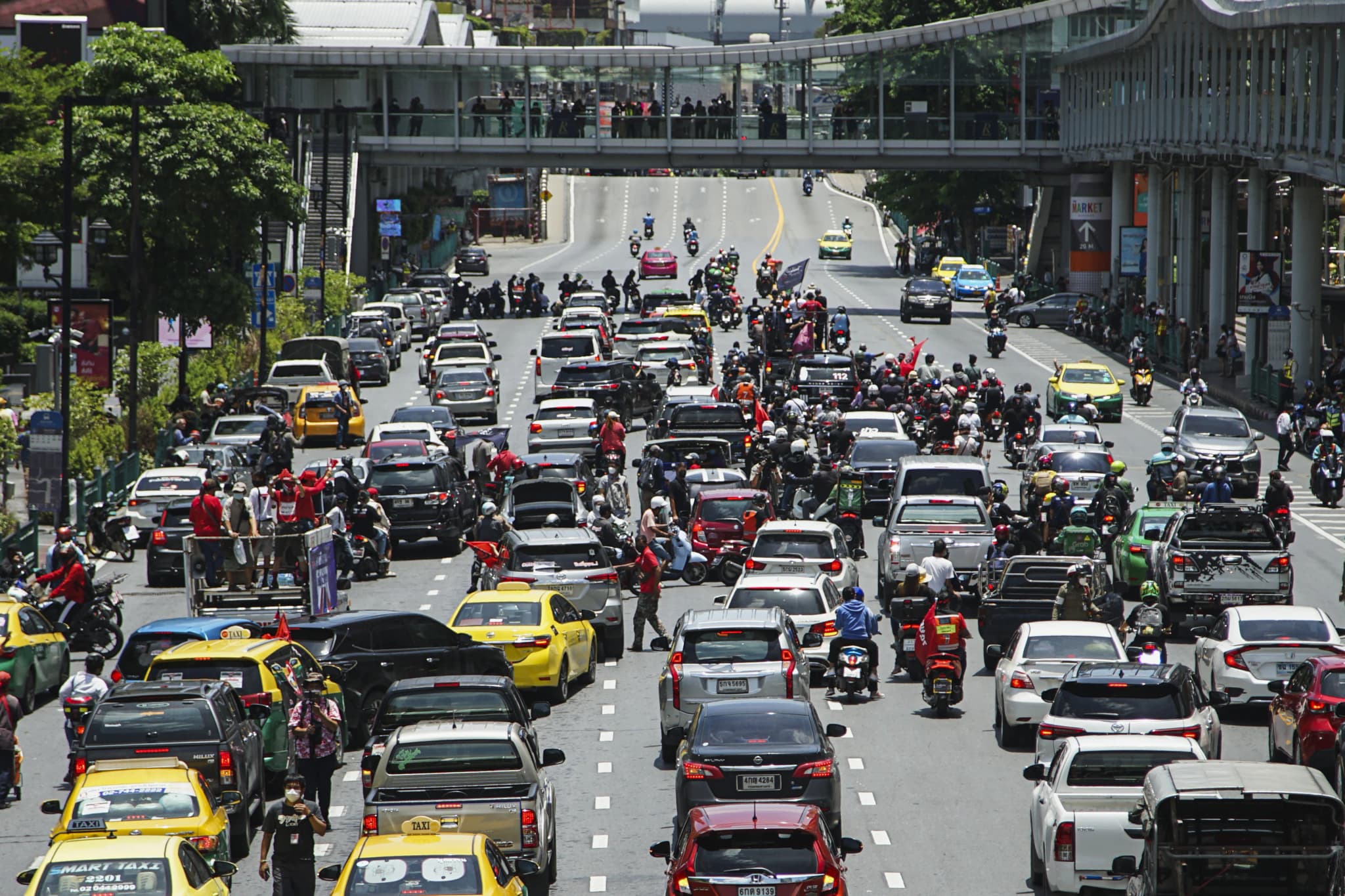 ไฮโซลูกนัท นำคาร์ม็อบ ย้ำ 3 ข้อเรียกร้องให้นายกฯ ลาออก, แก้รธน., หาวัคซีน mRNA ฉีดให้คนไทยทุกคน