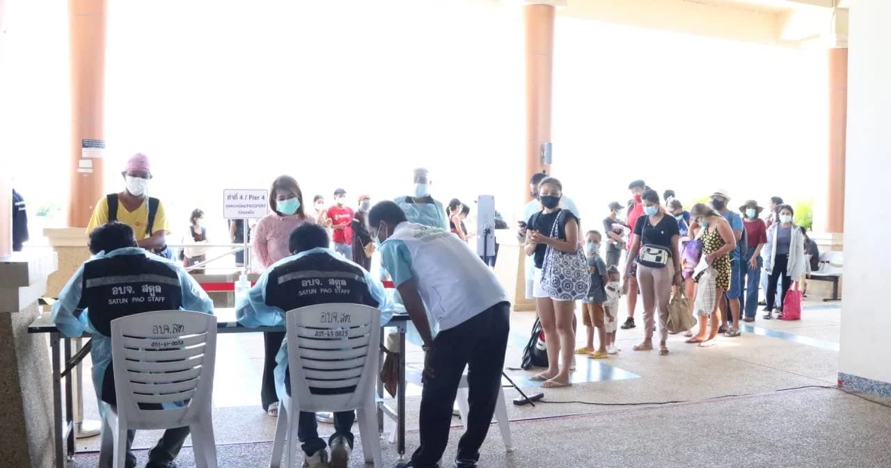 ผู้ว่าฯ สตูล สั่งล็อกดาวน์ ‘เกาะหลีเป๊ะ’ ห้ามเข้าออก 28 วัน นทท.ชุดสุดท้ายลงเรือกลับขึ้นฝั่ง