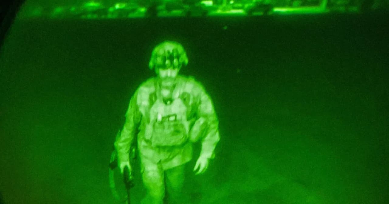 สหรัฐฯ ถอนทหารอเมริกันคนสุดท้าย ออกจากอัฟกานิสถาน ตาลีบันยิงปืนขึ้นฟ้าฉลอง