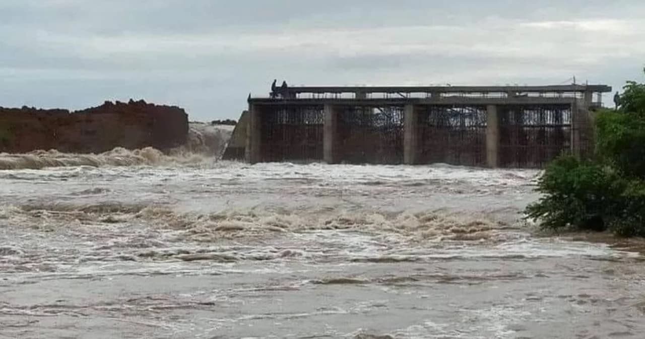 จ.นครราชสีมา แจ้งเตือนประชาชน ท้ายอ่างเก็บน้ำลำเชียงไกรตอนล่าง ขนของขึ้นที่สูง รับน้ำท่วมฉับพลัน