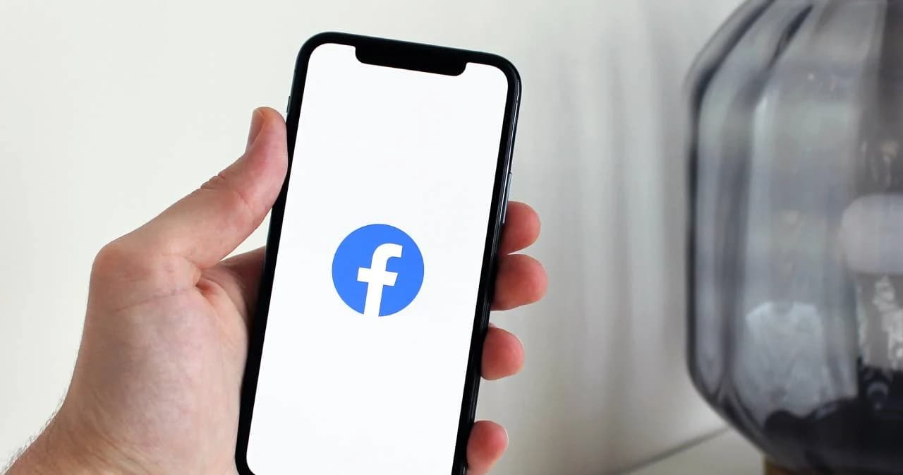 เฟซบุ๊กล่มนานกว่า 6 ชั่วโมง กระทบหุ้นบริษัทร่วงเกือบ 5% ‘มาร์ค’ ทรัพย์สินลดทันที 2 แสนล้านบาท