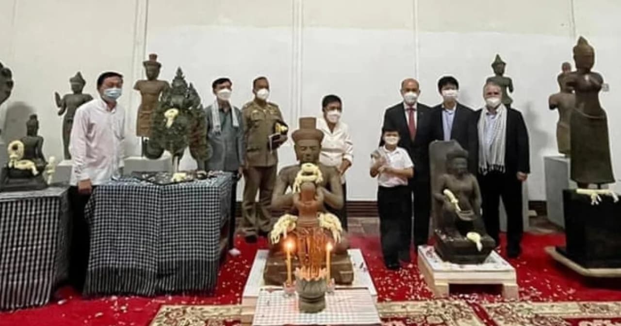 ลูกสาวนักค้าวัตถุโบราณสัญชาติไทย ส่งเทวรูปโบราณของพ่อกลับกัมพูชา สัญญาจะคืนให้อีกกว่า 100 องค์