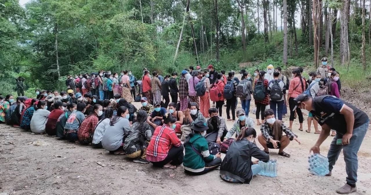 จับชาวเมียนมา 133 คน ทะลักเข้าไทยต่อเนื่อง ผ่านชายแดน อ.ไทรโยค จ.กาญจนบุรี มีค่านายหน้าหลักหมื่น