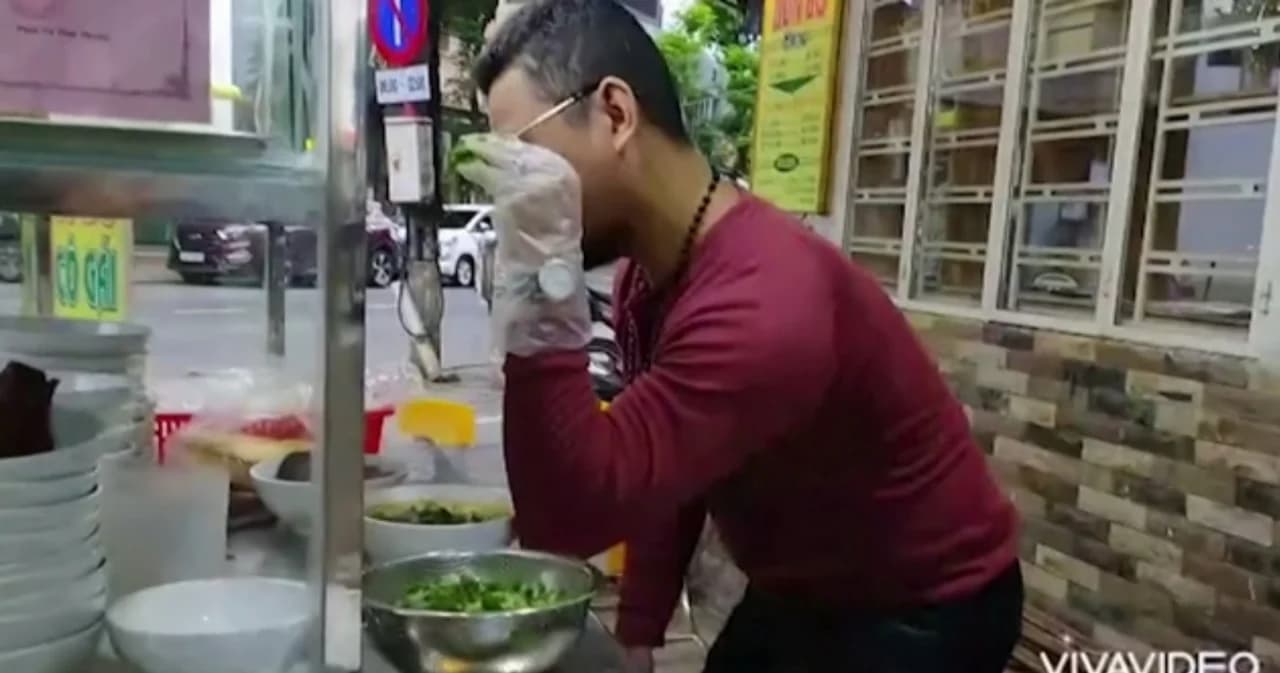 เวียดนามเรียกสอบพ่อค้าก๋วยเตี๋ยว โพสต์คลิปเลียนแบบ ‘ซอลท์เบ’ นึกว่าล้อเลียนรัฐมนตรีกินหรู