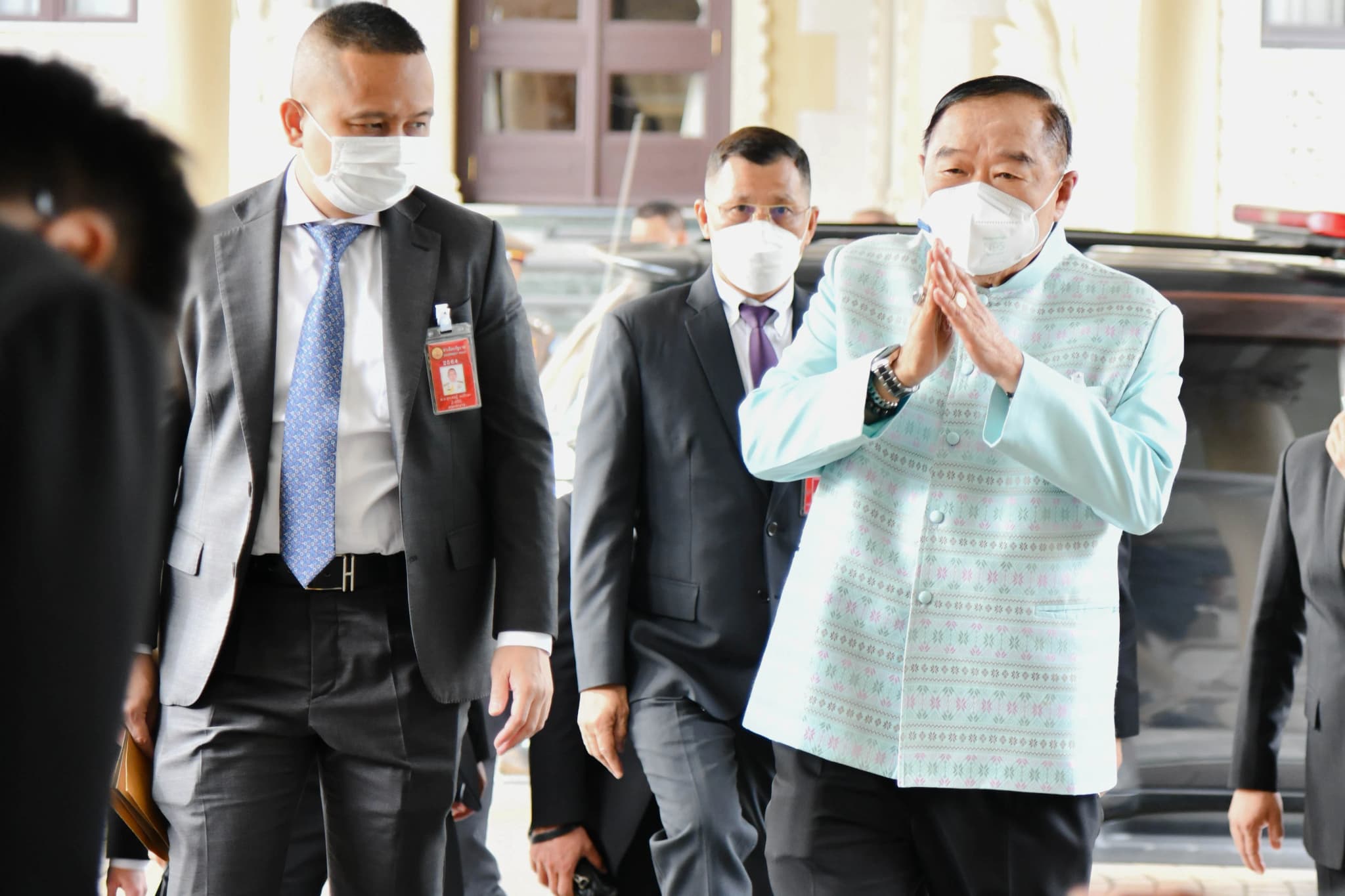 ‘ประวิตร’ ปัดตอบ บัตรเลือกตั้ง 2 ใบ พรรคไหนได้เปรียบ บอก แล้วแต่ประชาชน