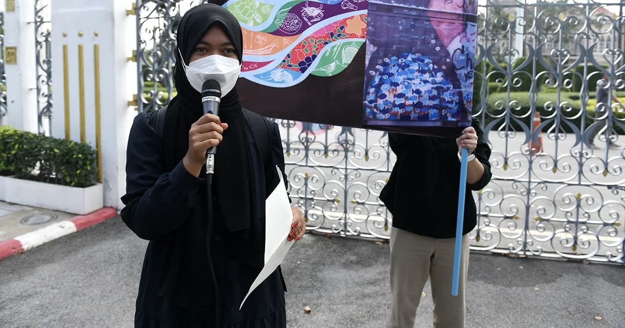 ‘ไครียะห์’ อ่านแถลงการณ์ ‘ถึงลุงตู่’ หน้าทำเนียบ ทวงถามความคืบหน้ากรณีนิคมอุตสาหกรรมจะนะ