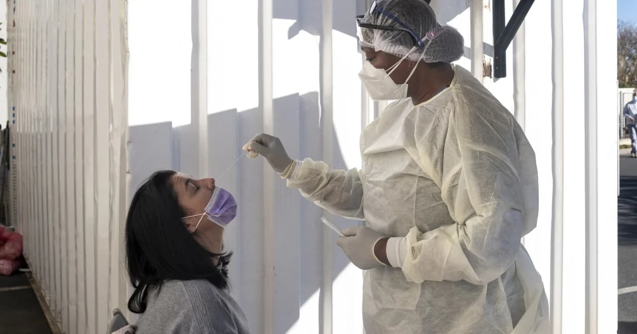 หมอธีระ เผยงานวิจัย ‘โอไมครอน’ BA.4 BA.5 ดื้อต่อภูมิคุ้มกัน แพร่เชื้อไวขึ้น แม้ยอดผู้ติดเชื้อทั่วโลกลดลง