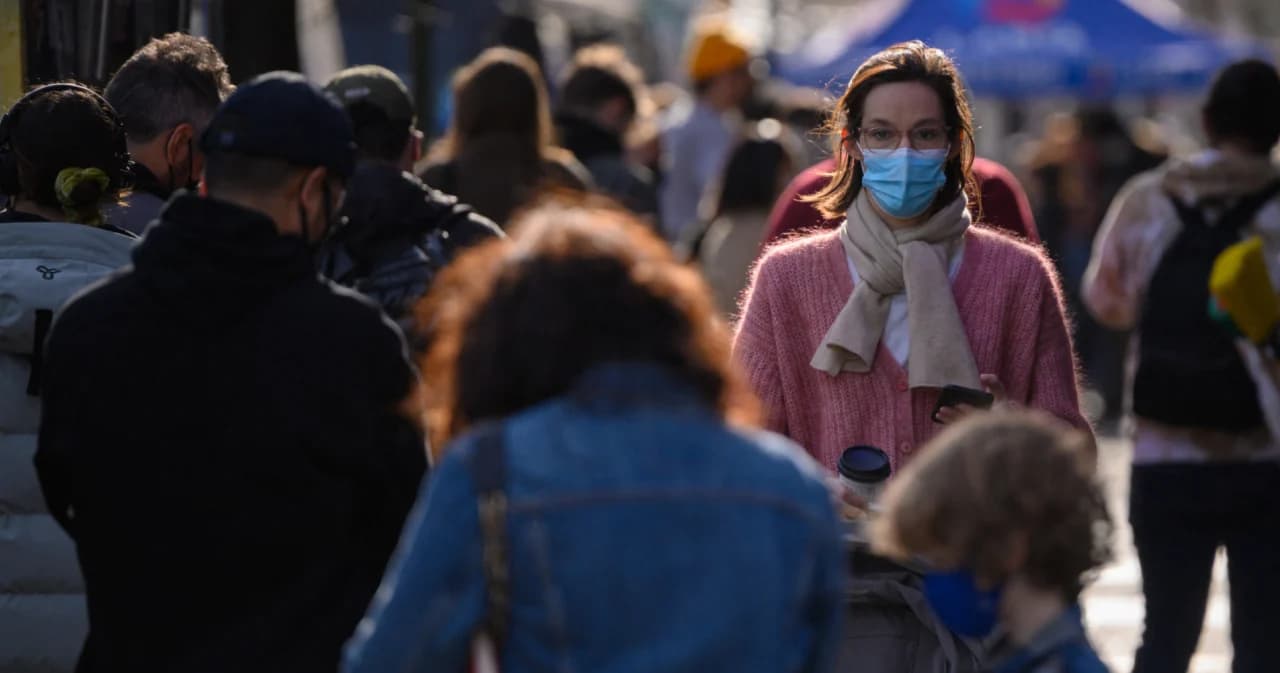 สหรัฐฯ ลดเวลากักตัวเหลือ 5 วัน หากผู้ติดเชื้อโควิดไม่มีอาการป่วย ฉีดวัคซีนเข็มกระตุ้นแล้วไม่ต้องกักตัว