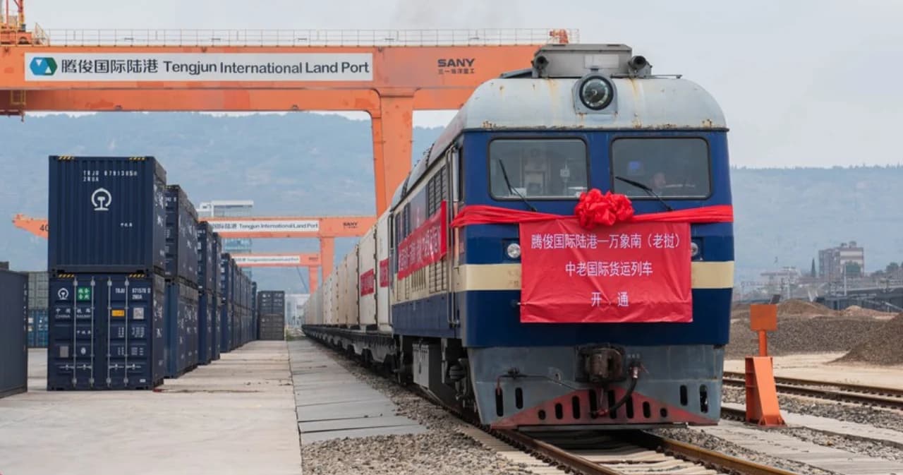 สื่อจีนเผยรถไฟสินค้าจากฉงชิ่ง ขนส่งเครื่องจักร-อุปกรณ์ครัว มุ่งหน้าสู่เวียงจันทน์ จะถึงภายใน 4 วัน