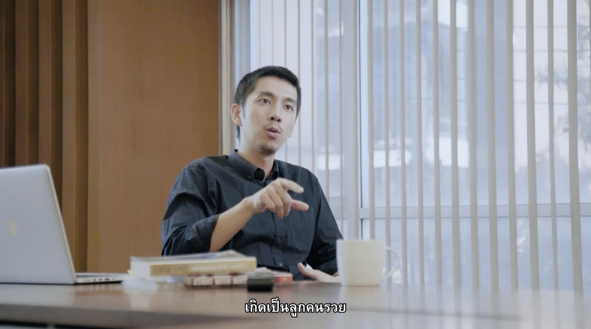 เบนซ์ ธนชาติ นำคลิปหนุ่มแวนจากไวรัลดังสัมภาษณ์คนรวย ไปขาย NFT ใน Foundation